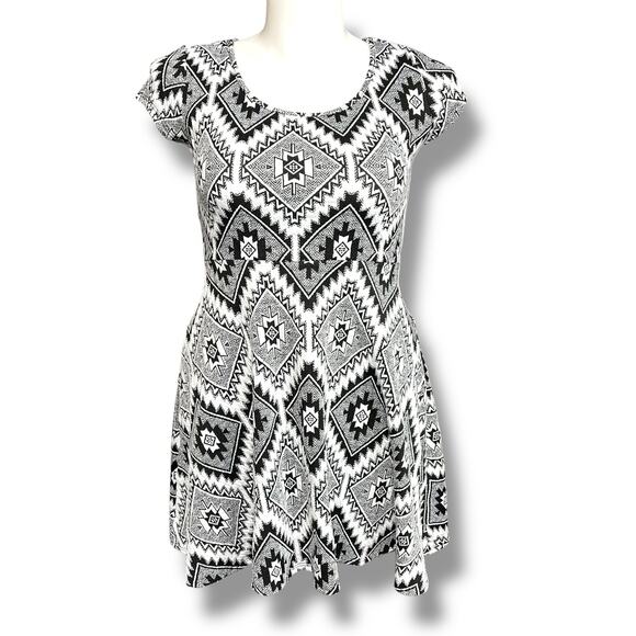 Rue21 Womens Fit & Flare Dress Mini Short Sleeve Geo Print Black White Large - Picture 1 of 8